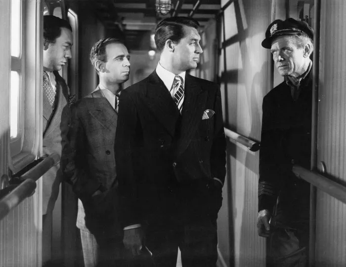 Cary Grant (Joe Adams -posing as Joe Bascopolous), Charles Bickford (Hard Swede), Alan Carney (Crunk), Paul Stewart (Zepp) zdroj: imdb.com