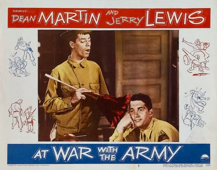 Jerry Lewis (Pfc. Alvin Korwin), Dean Martin (1st Sgt. Vic Puccinelli) zdroj: imdb.com