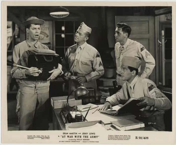 Jerry Lewis (Pfc. Alvin Korwin), Dean Martin (1st Sgt. Vic Puccinelli), Danny Dayton (Supply Sgt. Miller), Frank Hyers (Cpl. Shaughnessy) zdroj: imdb.com