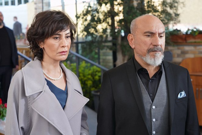 Senan Kara (Vera Akinci), Mustafa Avkiran (Ali Galip Akinci)