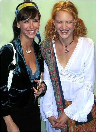 Jennifer Love Hewitt (Katya Livingston), Sonja Bennett (Eliza) zdroj: imdb.com