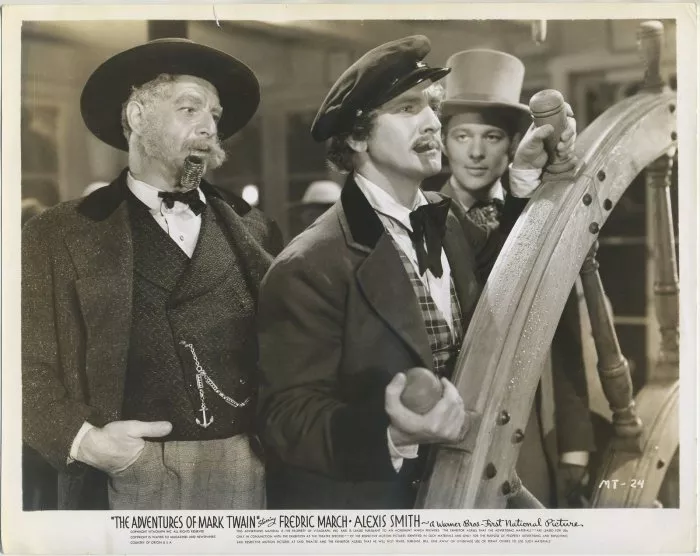 Robert Barrat (Horace E. Bixby - Riverboat Captain), William Henry (Charles Langdon), Fredric March (Samuel Langhorne Clemens, aka Mark Twain) zdroj: imdb.com