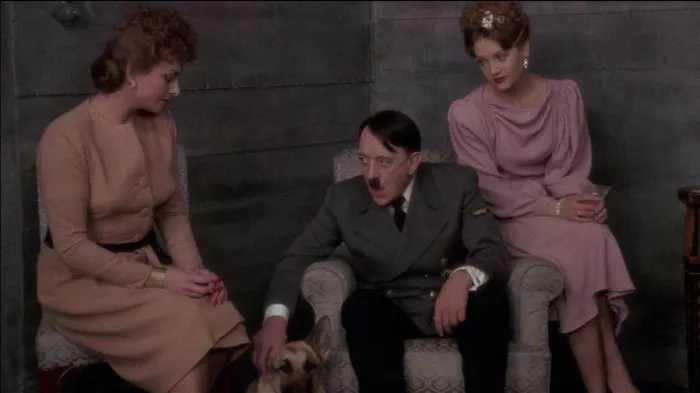 Alec Guinness (Adolf Hitler), Doris Kunstmann (Eva Braun) zdroj: imdb.com