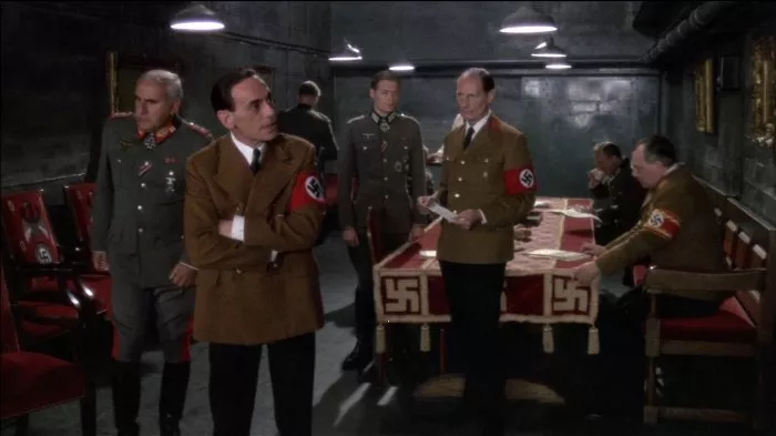 John Bennett (Josef Goebbels), Adolfo Celi (General Krebs), Simon Ward (Hauptmann Hoffman) zdroj: imdb.com