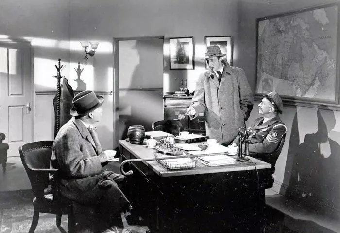Basil Rathbone (Sherlock Holmes), Nigel Bruce (Doctor Watson), David Clyde (Sergeant Thompson) zdroj: imdb.com