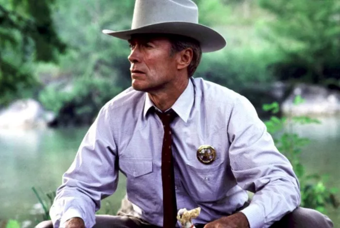 Clint Eastwood (Chief Red Garnett) zdroj: imdb.com