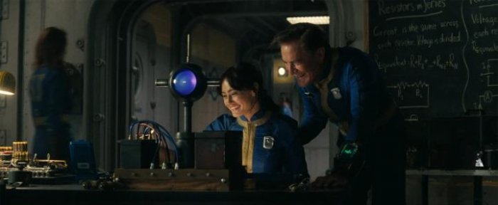 Kyle MacLachlan (Overseer Hank), Ella Purnell (Lucy) zdroj: imdb.com