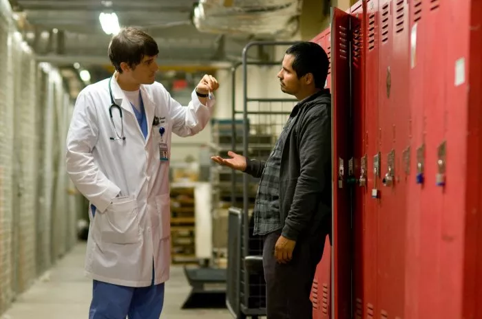 Orlando Bloom (Dr. Martin Blake), Michael Peña (Jimmy) zdroj: imdb.com