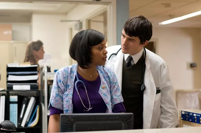 Orlando Bloom (Dr. Martin Blake), Taraji P. Henson (Nurse Theresa) zdroj: imdb.com