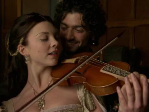 David Alpay (Mark Smeaton), Natalie Dormer (Anne Boleyn) zdroj: imdb.com