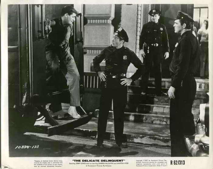 Jerry Lewis (Sidney L. Pythias), Darren McGavin (Mike Damon), Don Megowan (Policeman) zdroj: imdb.com