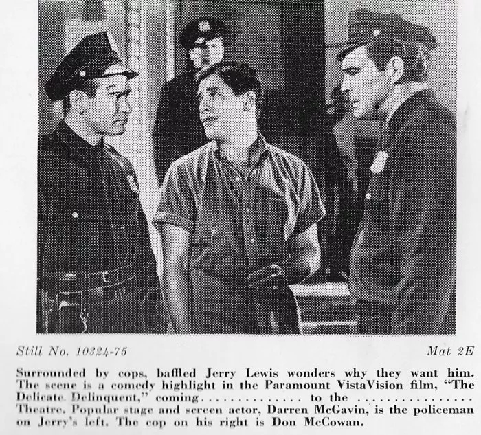 Jerry Lewis (Sidney L. Pythias), Darren McGavin (Mike Damon), Don McGuire (Policeman) zdroj: imdb.com