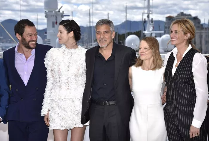 George Clooney (Lee Gates), Julia Roberts (Patty Fenn), Jodie Foster, Dominic West (Walt Camby), Caitriona Balfe (Diane Lester) zdroj: imdb.com 
promo k filmu