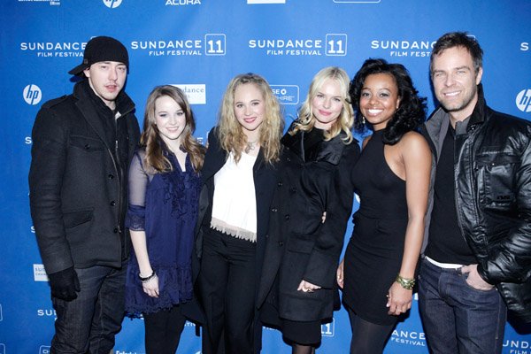 Kate Bosworth, Kay Panabaker, JR Bourne, Juno Temple, Chris Coy, Lauren Pennington zdroj: imdb.com