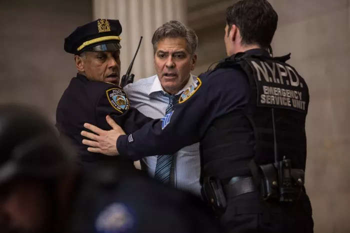 George Clooney (Lee Gates), Giancarlo Esposito (Captain Powell), Anthony DeSando (Officer Benson) zdroj: imdb.com
