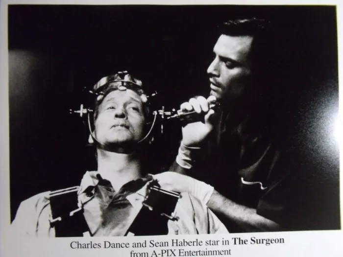 Charles Dance (Dr. Ed Mittlesbay), Sean Haberle (Dr. Julian Matar) zdroj: imdb.com