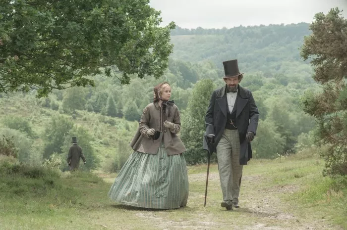 Ralph Fiennes (Charles Dickens), Felicity Jones (Nelly) zdroj: imdb.com