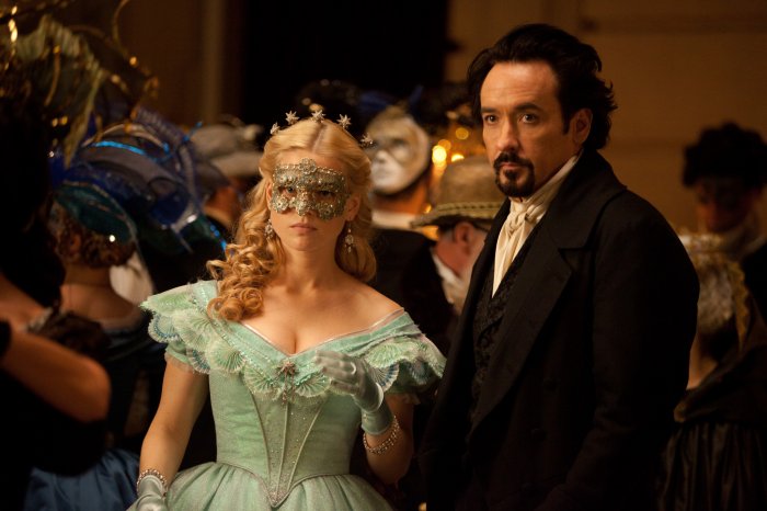 John Cusack (Edgar Allan Poe), Alice Eve (Emily Hamilton) zdroj: imdb.com