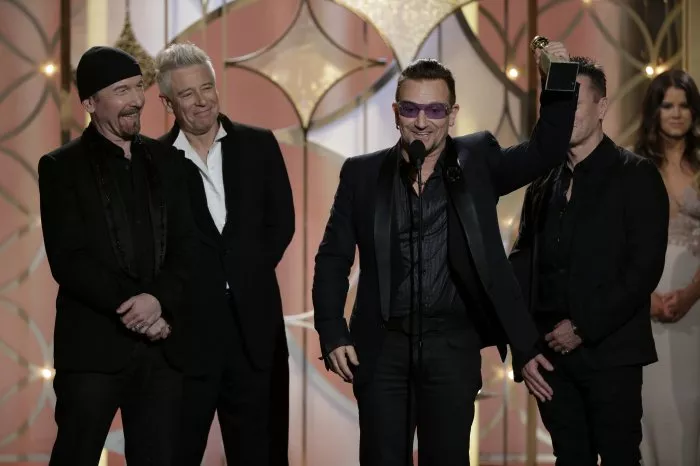 Bono, Adam Clayton, Larry Mullen Jr., The Edge, U2, Sosie Bacon zdroj: imdb.com 
promo k filmu