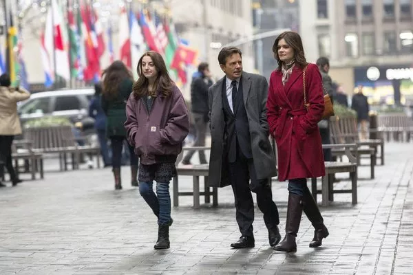 Michael J. Fox (Mike Henry), Betsy Brandt (Annie Henry), Juliette Goglia (Eve Henry) zdroj: imdb.com