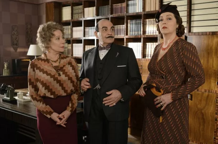 Greta Scacchi (Mrs. Burton-Cox), David Suchet (Hercule Poirot), Zoë Wanamaker (Ariadne Oliver) zdroj: imdb.com