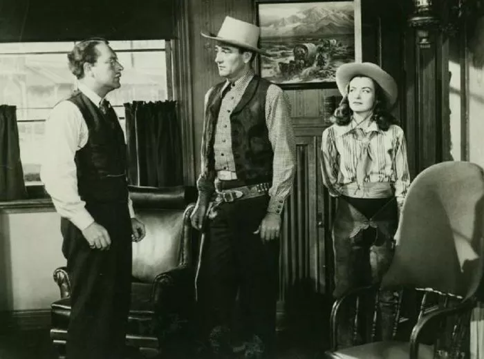 John Wayne (Rocklin), Donald Douglas (Harolday), Ella Raines (Arleta ’Arly’ Harolday) zdroj: imdb.com