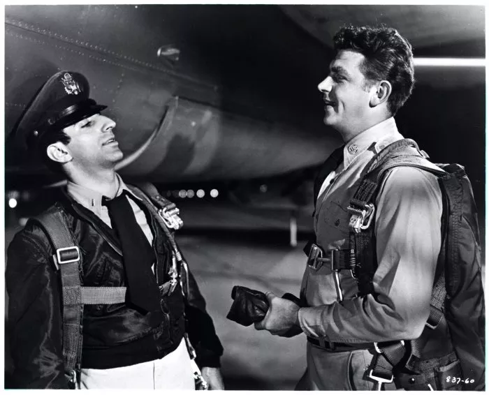 Jamie Farr (Lt. Gardelli - Co-Pilot), Andy Griffith (Pvt. Will Stockdale) zdroj: imdb.com