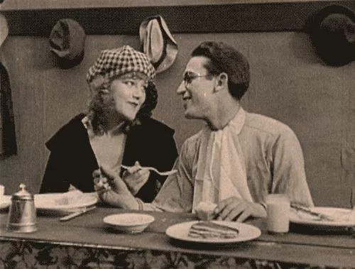 Mildred Davis (The Girl), Harold Lloyd (The Boy) zdroj: imdb.com