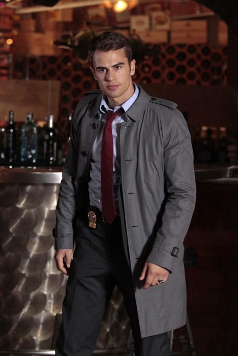 Theo James (Detective Walter Clark)