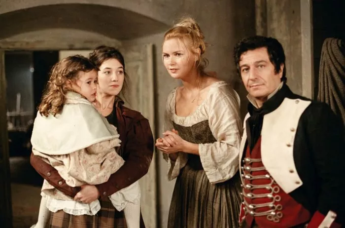 Charlotte Gainsbourg (Fantine), Christian Clavier (Thénardier), Veronica Ferres (Madame Thénardier), Léopoldine Serre (Cosette enfant) zdroj: imdb.com