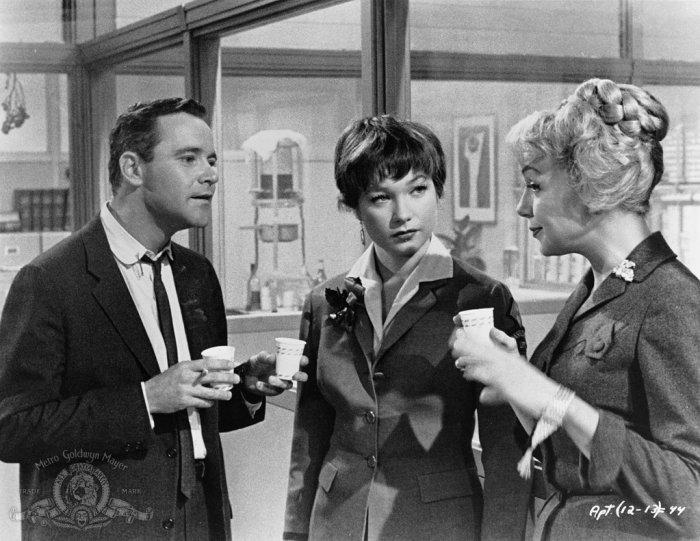 Jack Lemmon (C.C. Baxter), Shirley MacLaine (Fran Kubelik), Edie Adams (Miss Olsen) zdroj: imdb.com