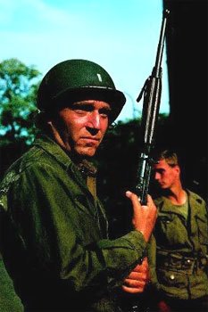 George Segal (Lieutenant Phil Hartman) Photo © United Artists