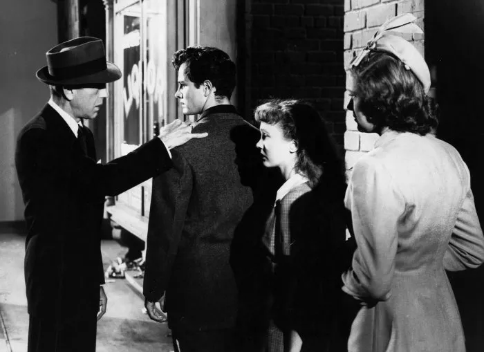 Humphrey Bogart (Andrew Morton), John Derek (Nick Romano), Allene Roberts (Emma), Candy Toxton (Adele Morton) zdroj: imdb.com