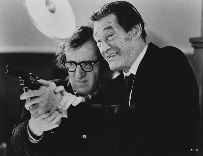 Woody Allen (Victor), John Carradine (Doctor Bernardo)