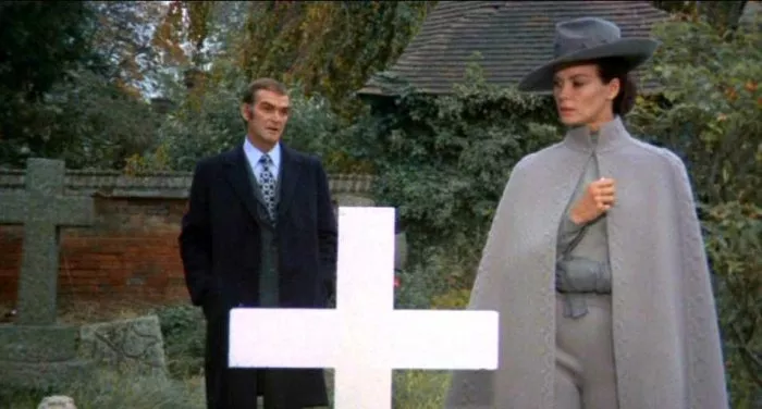 Stanley Baker (Inspector Corvin), Florinda Bolkan (Carol Hammond) zdroj: imdb.com