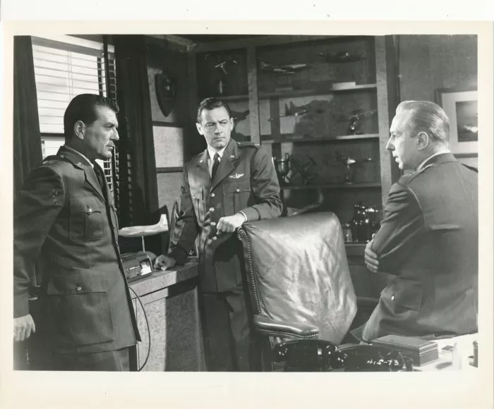 William Holden (Maj. Lincoln Bond), Charles McGraw (Col. ’Mickey’ McKee), Lloyd Nolan (Brig. Gen. Bill Banner) zdroj: imdb.com