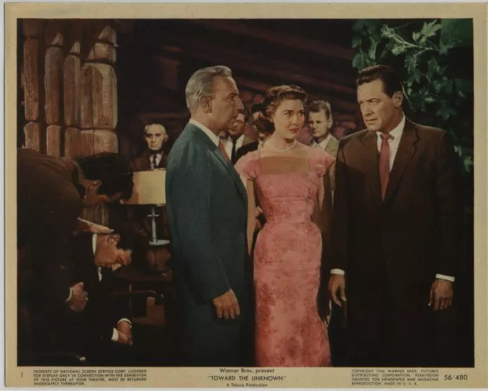 William Holden (Maj. Lincoln Bond), Virginia Leith (Connie Mitchell), Lloyd Nolan (Brig. Gen. Bill Banner) zdroj: imdb.com