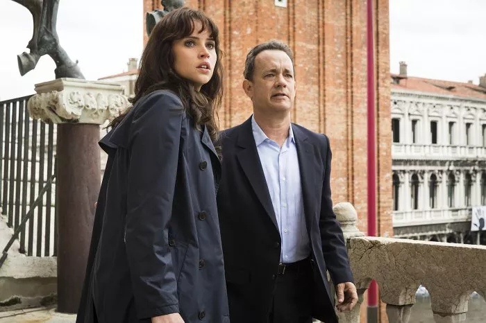 Tom Hanks (Robert Langdon), Felicity Jones (Sienna Brooks) zdroj: imdb.com