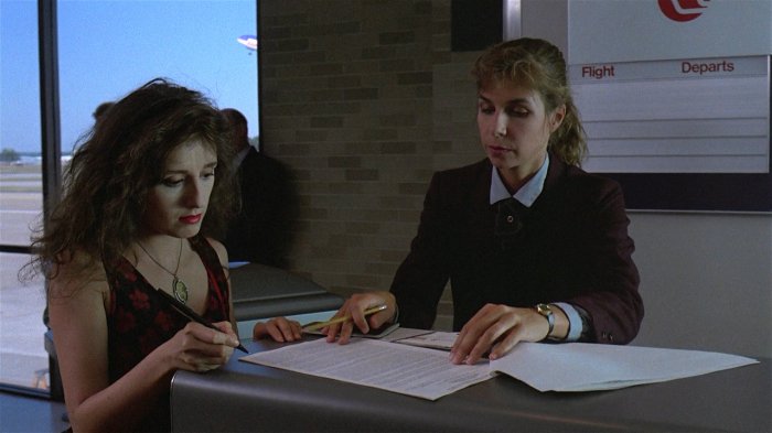 Tajomný vlak (1989) - Airport Clerk (segment 'A Ghost')