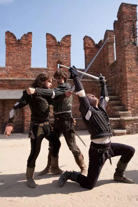 Christian Cooke (Mercutio), Ed Westwick (Tybalt), Douglas Booth (Romeo) zdroj: imdb.com