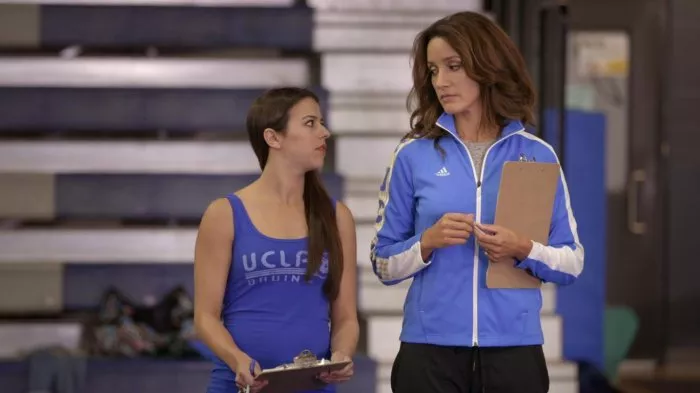 Jennifer Beals (Coach Valorie Kondos-Field), Ariana Berlin (Assistant UCLA Coach) zdroj: imdb.com