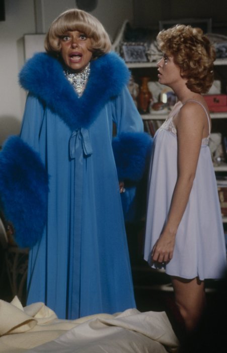 Carol Channing (Aunt Sylvia), Lauren Tewes (Cruise Director Julie McCoy) zdroj: imdb.com
