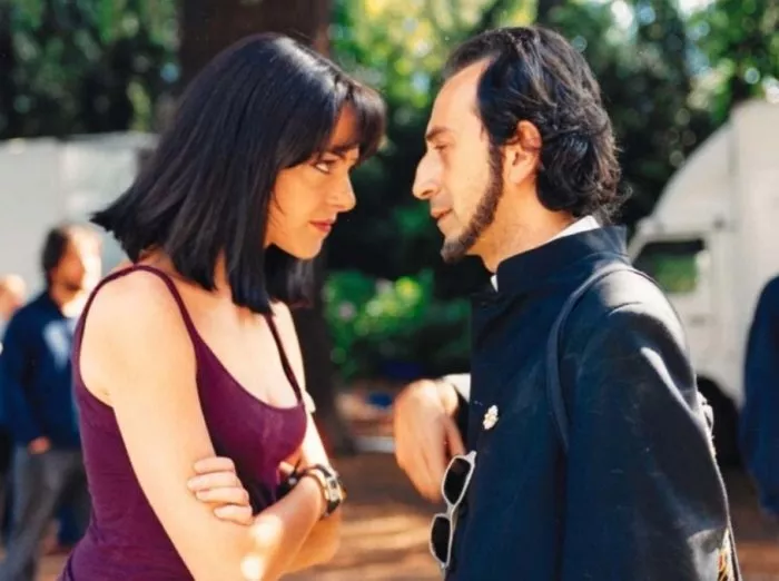 Giovanni Esposito (Don Leone), Claudia Gerini (Stella Leone) zdroj: imdb.com