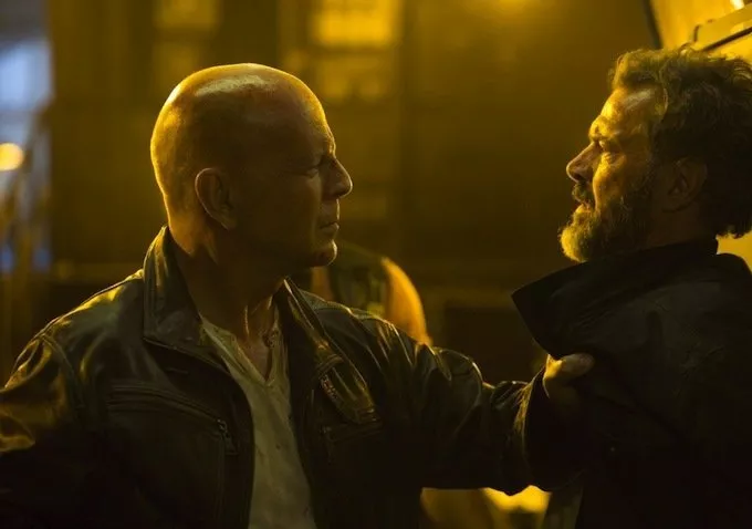 Bruce Willis (John McClane), Sebastian Koch (Komarov) zdroj: imdb.com