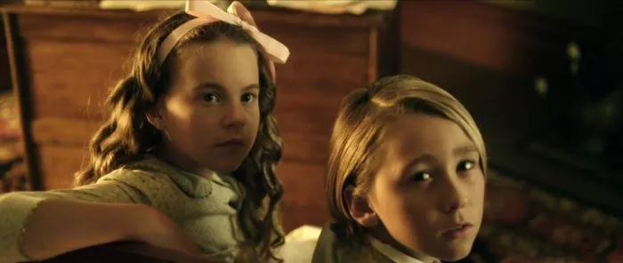 Garren Stitt (Young Boy), Aurora Blue (Young Girl) zdroj: imdb.com