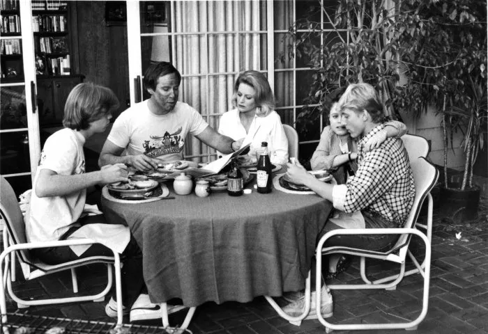 Chevy Chase (Clark Griswold), Beverly D’Angelo, Dana Hill (Audrey Griswold), Jason Lively (Rusty Griswold), William Zabka (Jack) zdroj: imdb.com