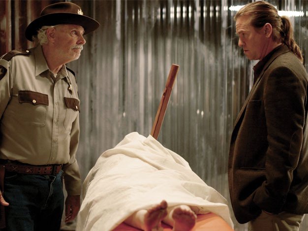 Val Kilmer (Hall Baltimore), Bruce Dern (Sheriff Bobby LaGrange) zdroj: imdb.com