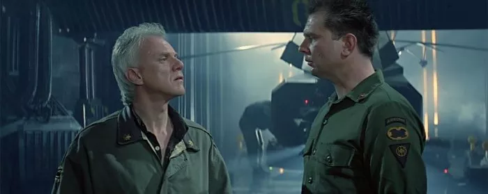 Malcolm McDowell (Major Lee), Leon Rippy (Master Sergeant Sykes) zdroj: imdb.com