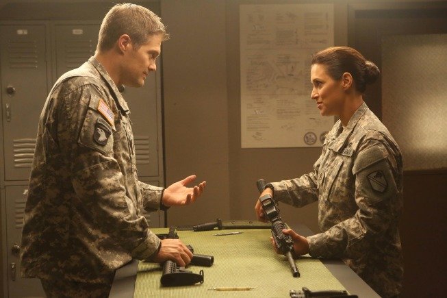 Geoff Stults (Sgt. Pete Hill), Angelique Cabral (Sgt. Jill Perez) zdroj: imdb.com