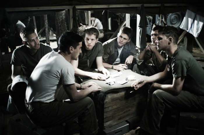 Adam Beach (Ira Hayes), Jesse Bradford (Rene Gagnon), Paul Walker (Hank Hansen), Stark Sands (Gust), Scott Eastwood (Lundsford) zdroj: imdb.com